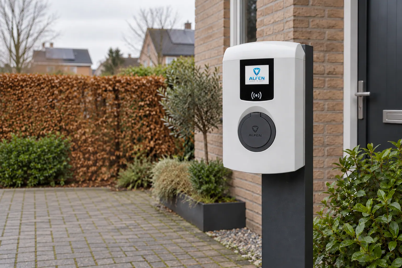 AI-sfeerbeeld: Een laadpaal op de oprit — Alfen Eve Single Pro-line