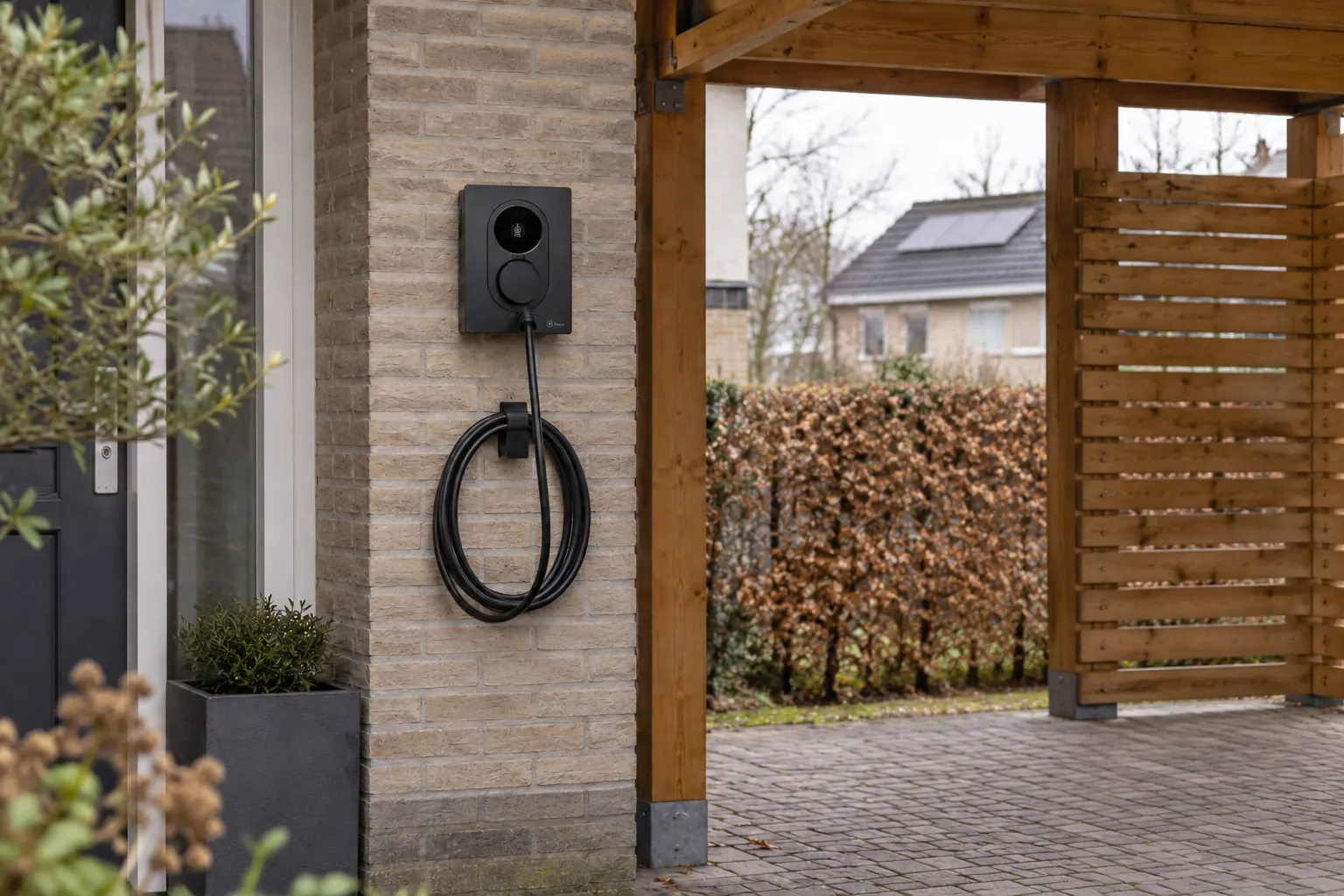 AI-sfeerbeeld: Een laadpunt onder de carport — Zaptec Go 2