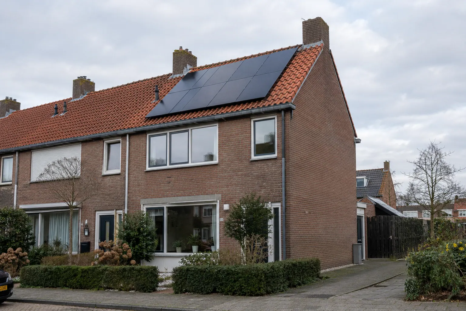 AI-sfeerbeeld: Zonnepanelen op een hoekwoning