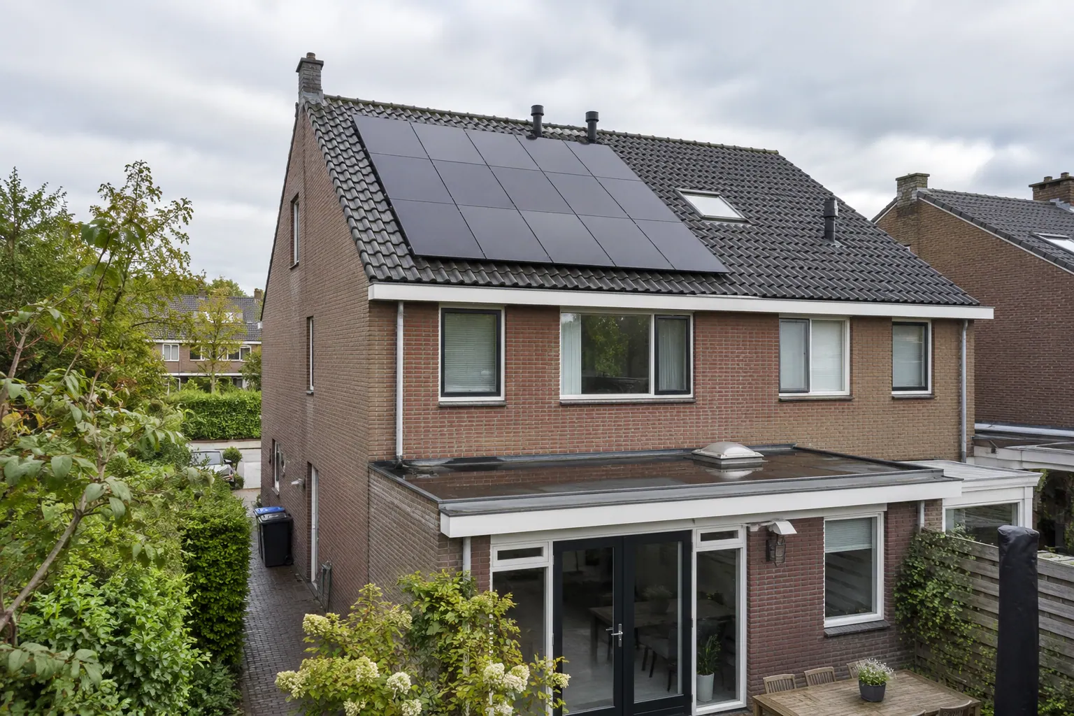 AI-sfeerbeeld: Beeldimpressie van zonnepanelen bij een Nederlandse woning