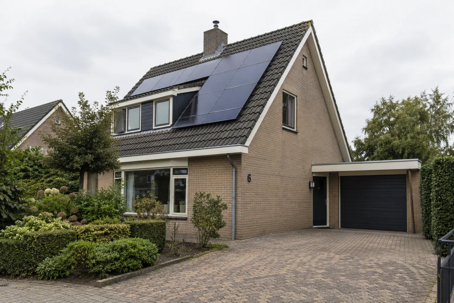 AI-sfeerbeeld: Zonnepanelen bij een vrijstaande woning