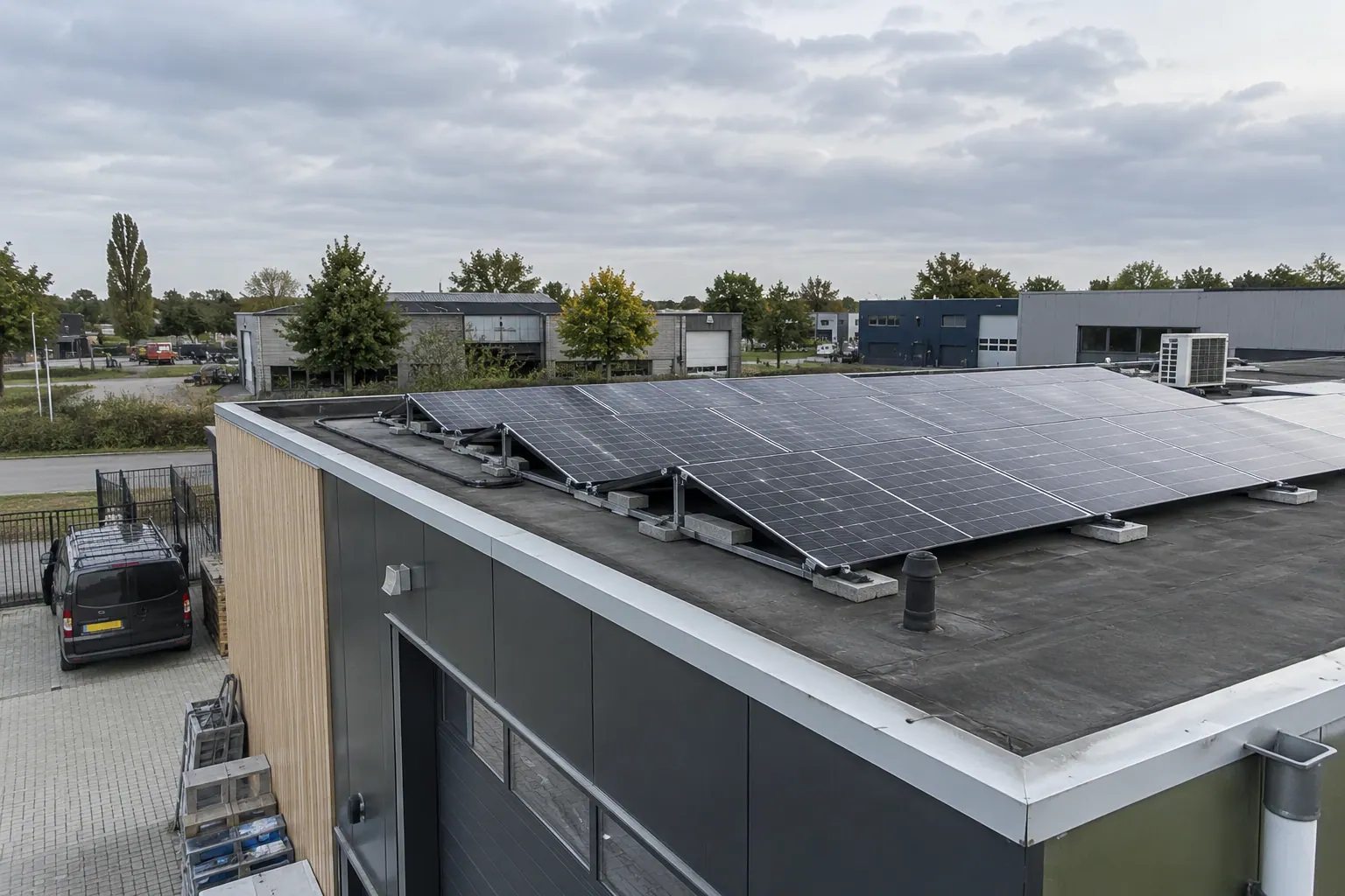 AI-sfeerbeeld: Zonnepanelen op een bedrijfspand