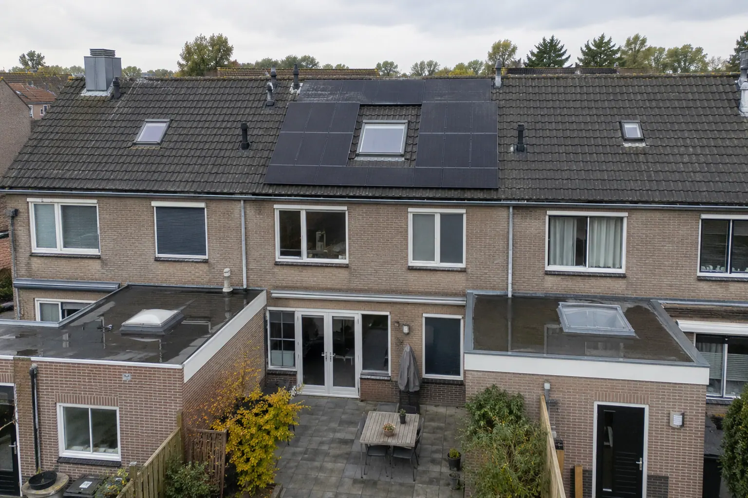 AI-sfeerbeeld: Zonnepanelen rondom een dakraam