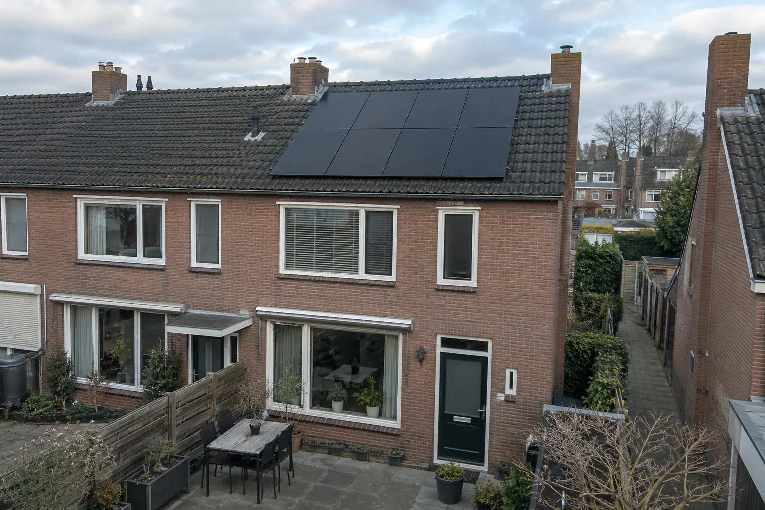 AI-sfeerbeeld: Nederlandse woning met zonnepanelen